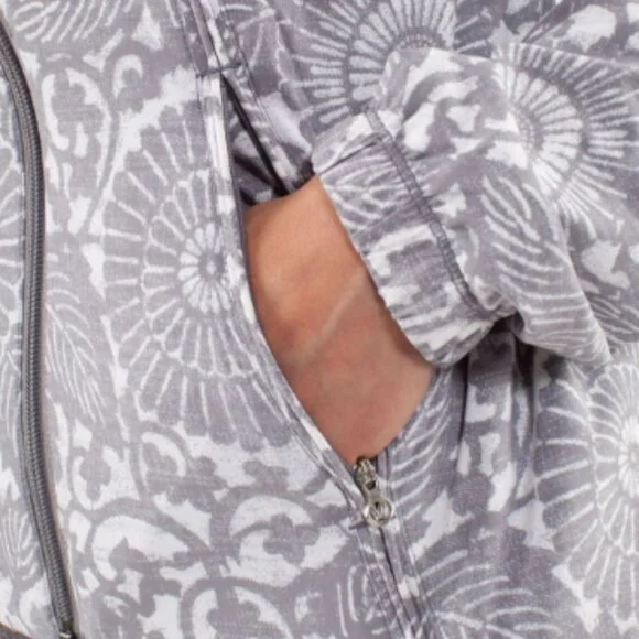 (2475) LULULEMON Run: Travel To Track Jacket *Print Sz 10/12 P2P=17.5" **LOVED** - Picture 6 of 10